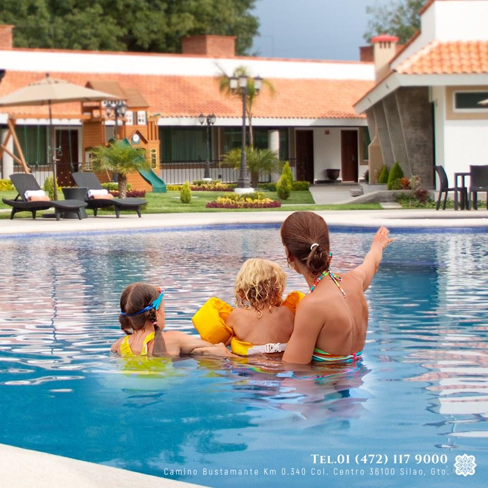 Hotel Ecce Inn & Spa Silao Exterior foto Family at a pool